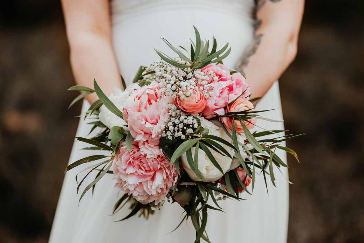 Bride-holding-flowers
